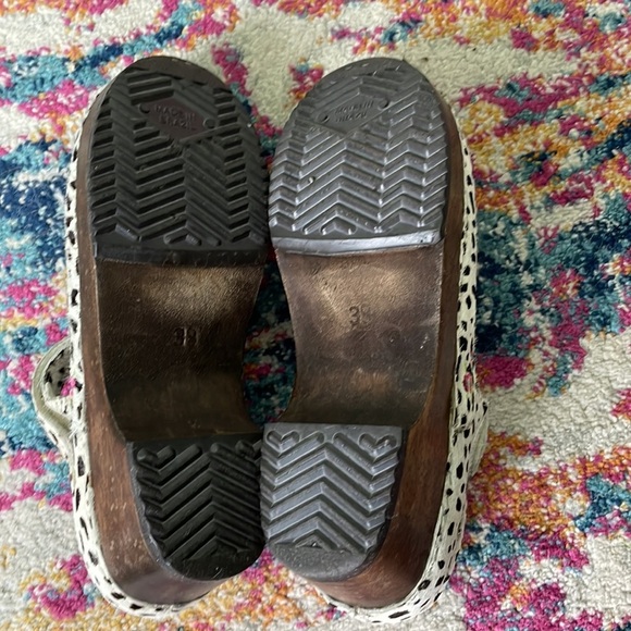 Hanna Andersson dotted calf hair embroidered clogs - Picture 5 of 11